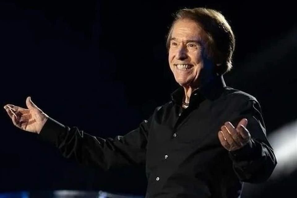 El cantante español, de 81 años, se encontraba en un teatro de Madrid el 17 de diciembre por la noche grabando un programa especial navideño para la televisión pública TVE cuando se sintió mal.