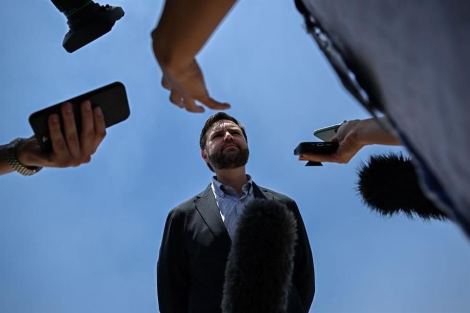 El Vicepresidente JD Vance habla con los medios antes de partir de Agra, India, el 23 de abril.