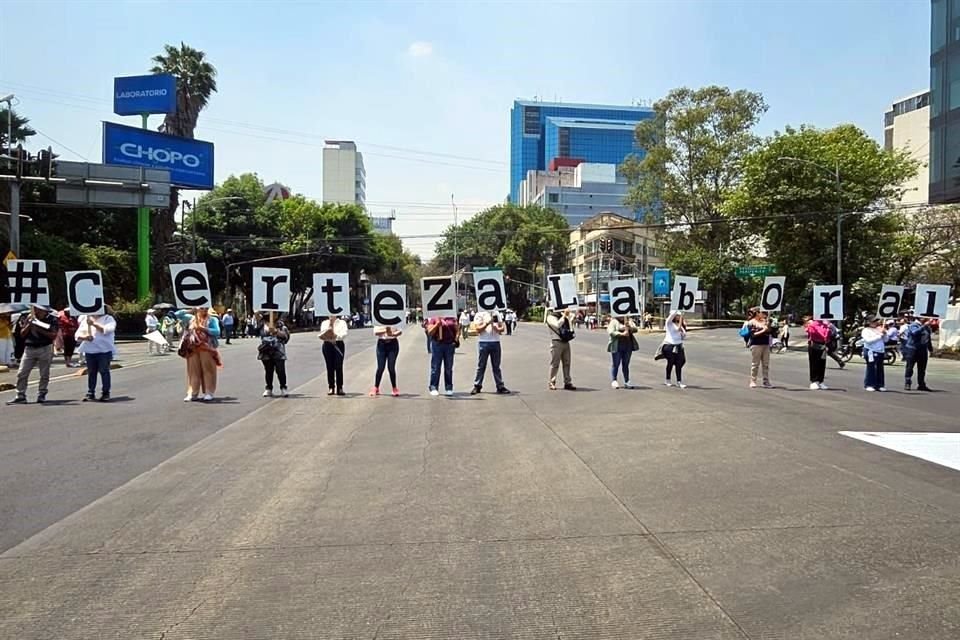 Trabajadores de Mejoredu realizaron protestas en marzo y abril para exigir un diálogo con las autoridades y que sus empleos sean garantizados ante la inminente desaparición del organismo. 