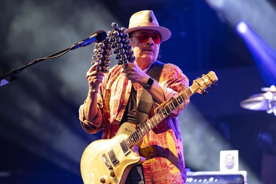 El guitarrista Carlos Santana fue dado de alta tras una deshidratación severa; cancela show de este miércoles en Texas por precaución.