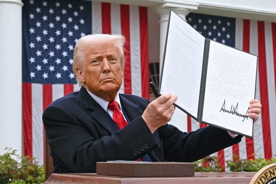 El Presidente Donald Trump sostiene una orden ejecutiva firmada en la Casa Blanca, el 2 de abril del 2025.