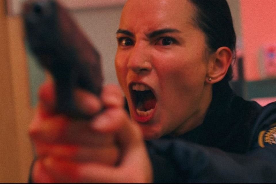 Esta película es de las que, cuya envoltura, se ve atractiva, como un regalo que se nos antoja abrir: un noir con un buen elenco, pero quitamos el papel y nos topamos con problemas.