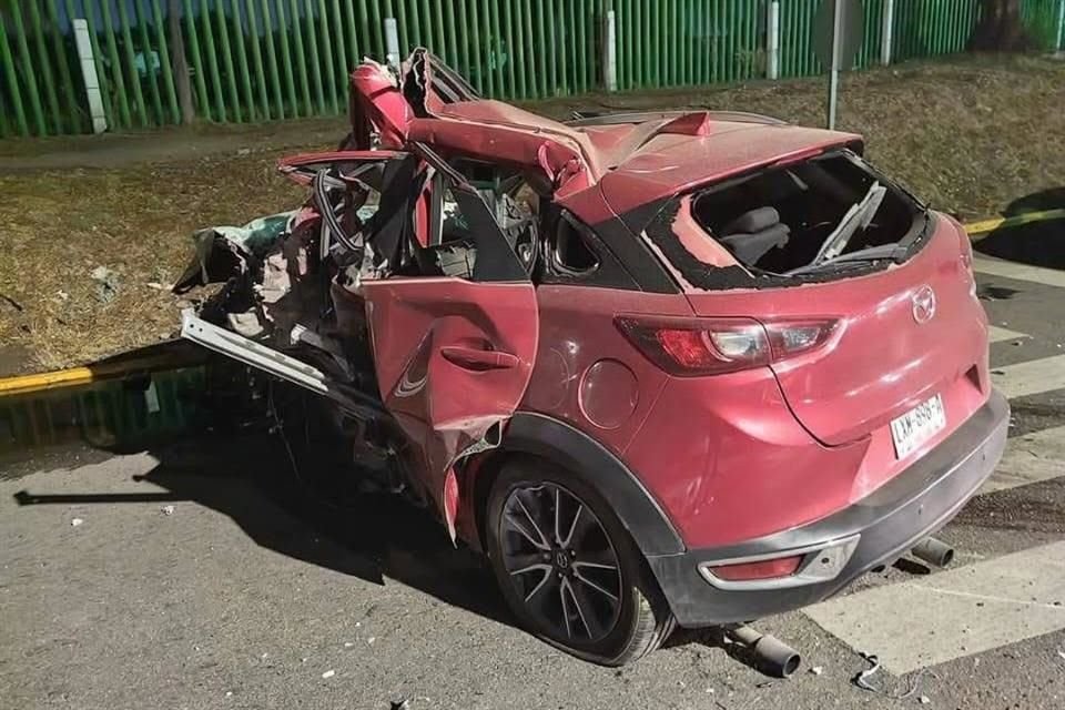 Según reportes preliminares, los individuos viajaban en una camioneta y el conductor perdió el control, por lo que se estrellaron contra un poste de cableado eléctrico.