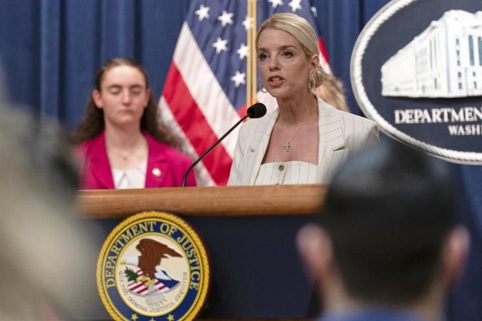 La Fiscal General de Estados Unidos Pam Bondi durante una conferencia de prensa en las oficinas del Departamento de Justicia, el 16 de abril de 2025, en Washington.