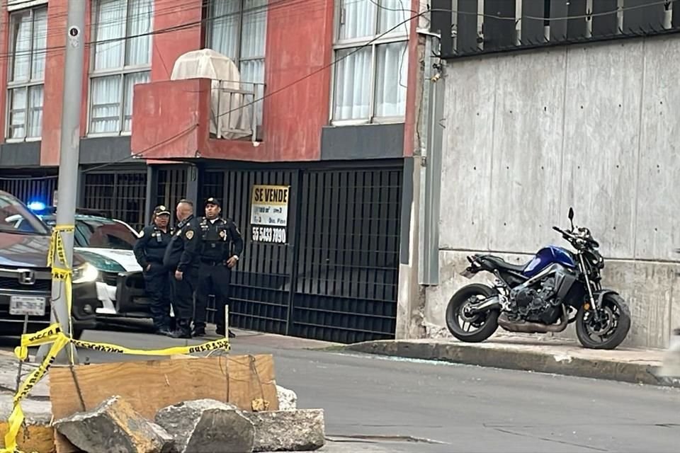 'Tres sujetos que viajaban a bordo de dos motocicletas intentaron romper el cristal de su vehículo, al parecer con un disparo de arma de fuego, posiblemente para tratar de asaltarlo', informó la SSC.