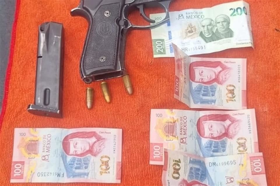 Los agentes les confiscaron la pistola calibre 9. milímetros con tres cartuchos útiles; y los 600 pesos robados.