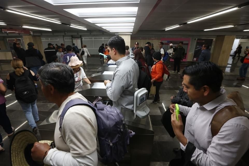 Poco después de las 16:30 horas, las estaciones fueron abiertas a los usuarios. 