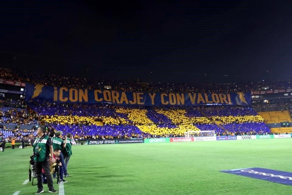 La afición felina haciendo lo suyo en el partido.