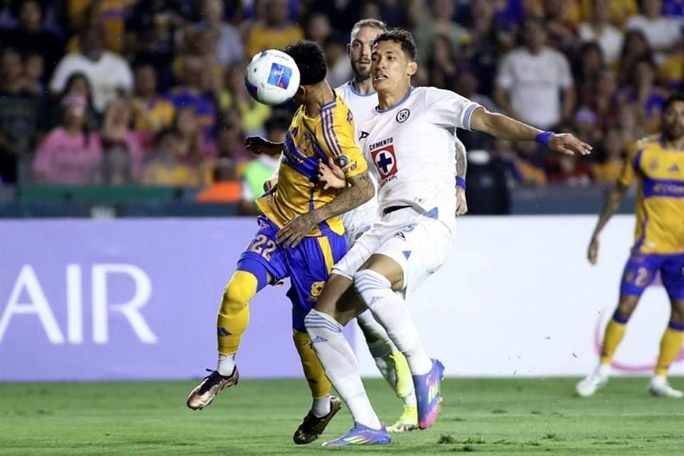 Uriel Antuna (22) ante su ex equipo Cruz Azul.
