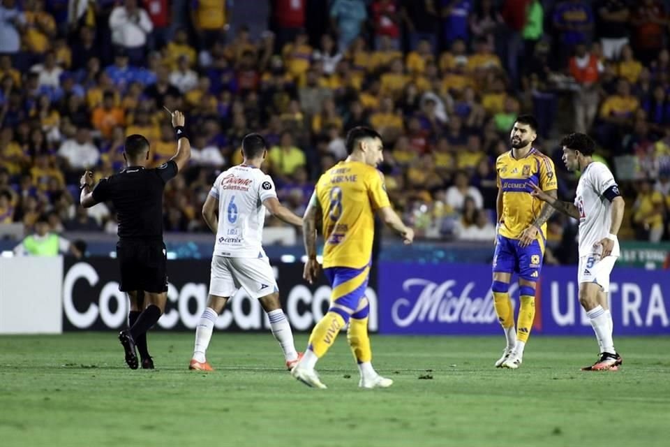 Apenas al minuto 3 recibió amarilla Juan Sánchez Purata.