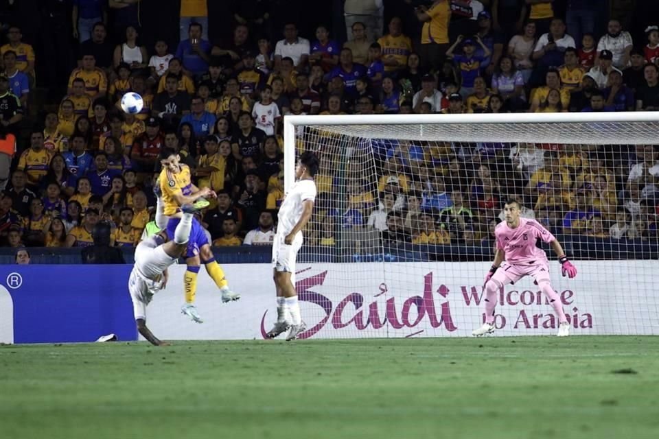 Cruz Azul generó algunas de peligro desde el inicio.