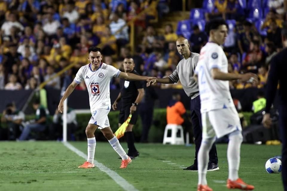 Charly Rodríguez saludando a Guido Pizarro en una jugada.