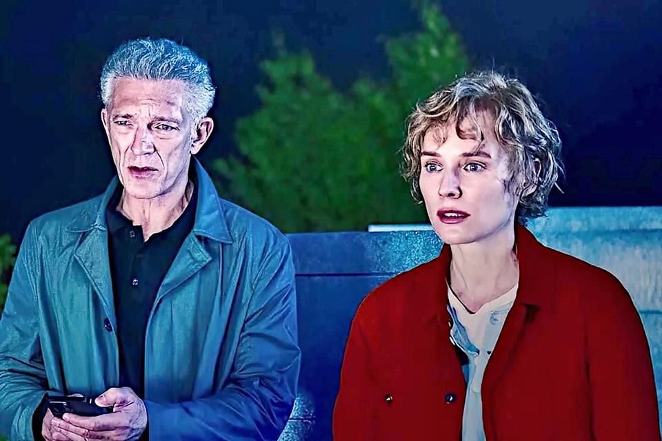 'The Shrouds' podría considerarse una de sus películas más personales: no en vano, Vincent Cassel se viste para parecerse a al canadiense, luciendo trajes oscuros y con el pelo canoso hacia arriba.