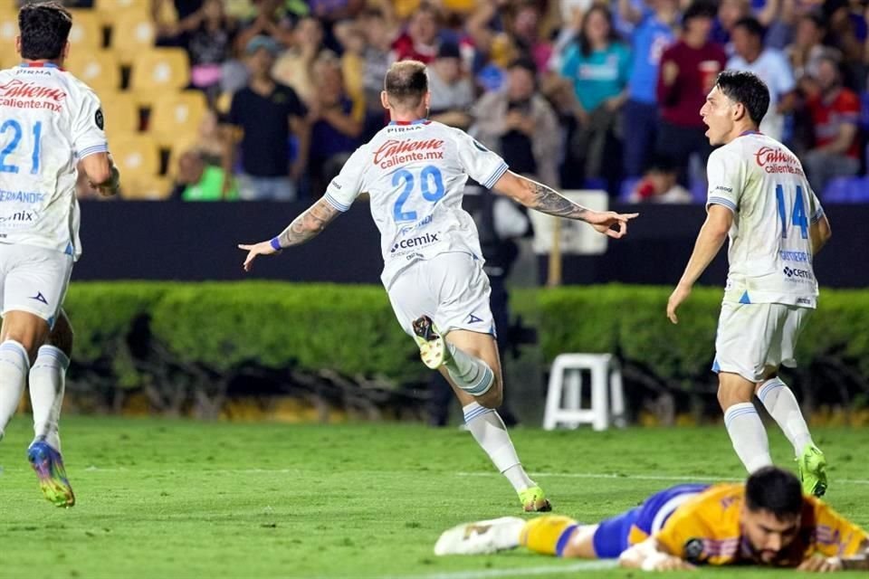 Carlos Rotondi no desaprovechó un centro de Ángel Sepúlveda y puso el 1-0.