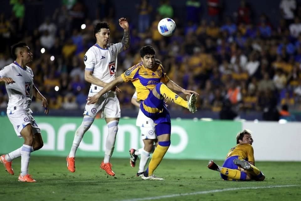 Ibáñez abanicó en el área.