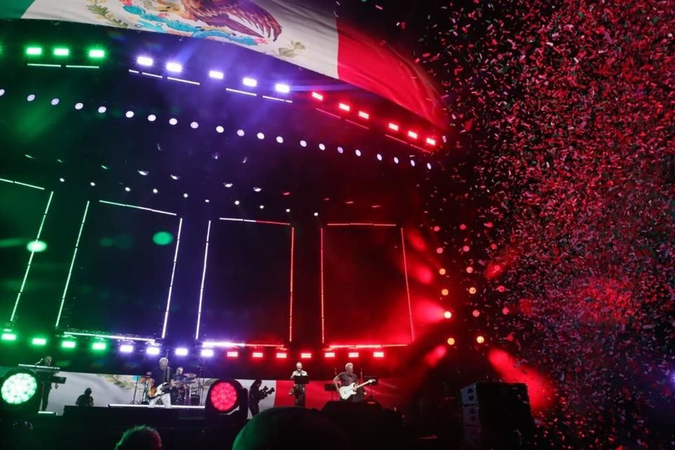 El inicio del recital contó con la bandera del País anfitrión porque cantaron 'México'.