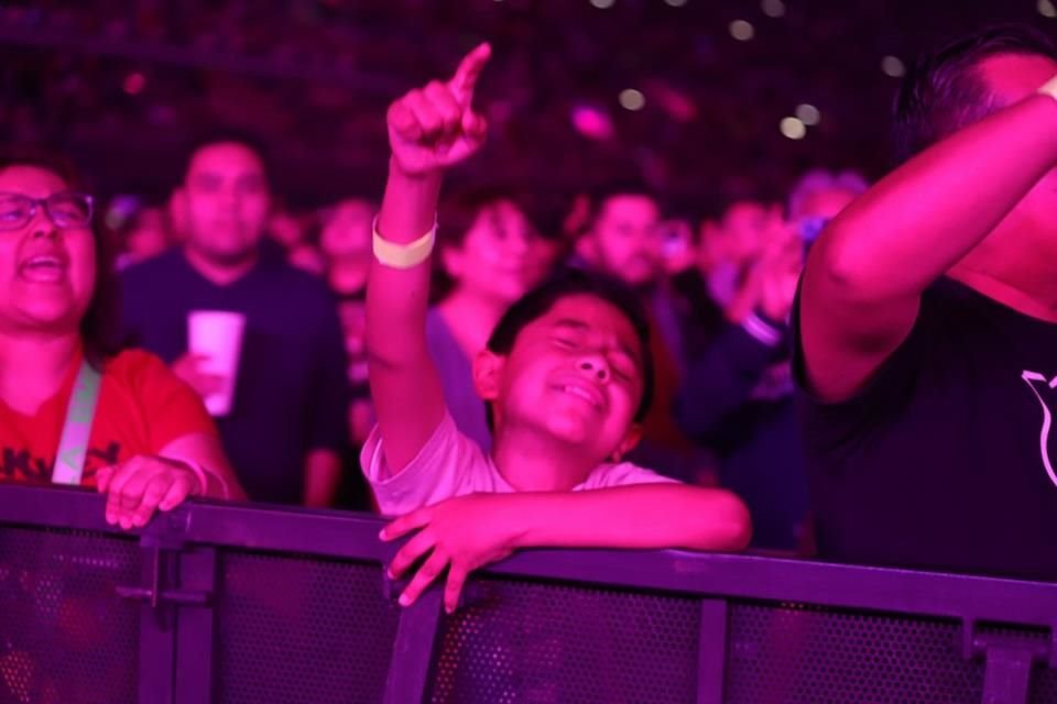 Hasta los niños disfrutaron en grande el recital de los españoles.