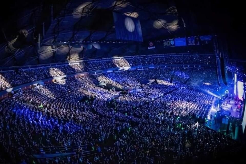 El incidente ocurrió casi al finalizar el espectáculo, cuando algunos asistentes comenzaron a brincar al ritmo de la música en la sección C del recinto.