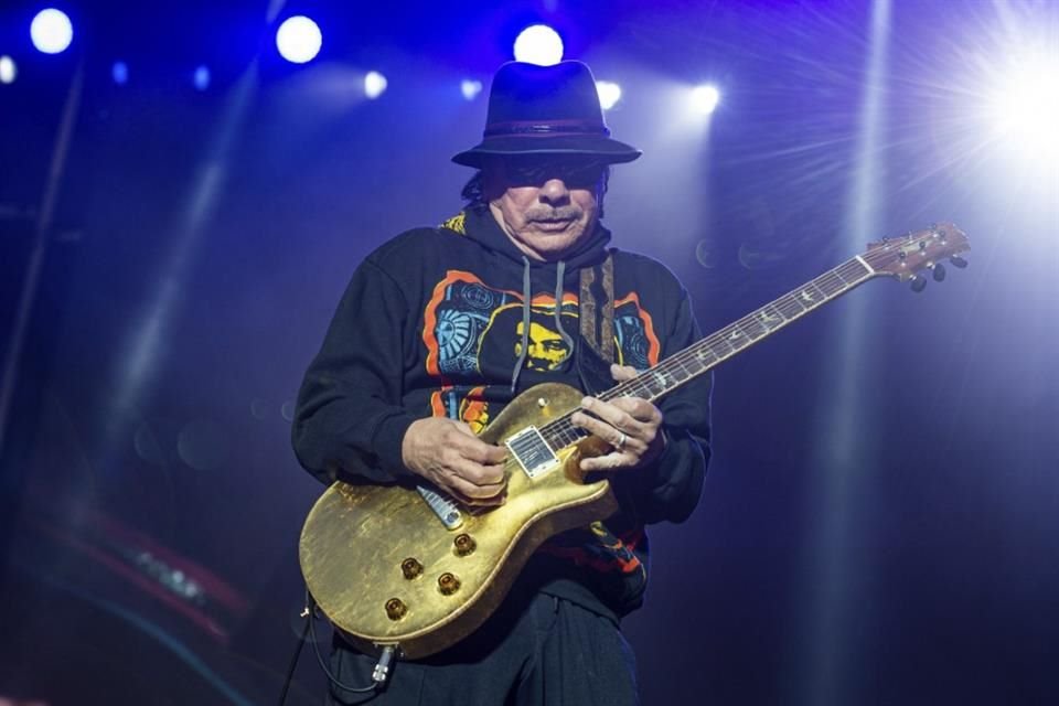 Carlos Santana dio positivo a Covid-19 tras desvanecerse en ensayo; cancela show en Texas pero espera retomar gira este viernes.
