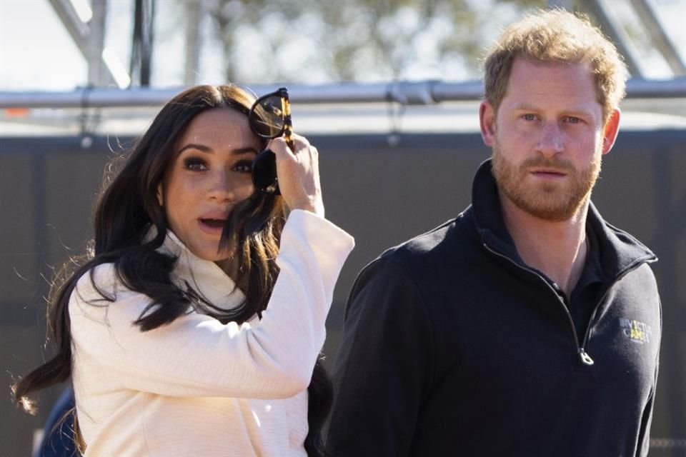 El Príncipe Enrique y Meghan inauguraron un memorial en NY, denunciando los peligros de redes sociales para niños y pidiendo más protección.