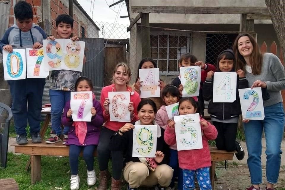 Huellas, con presencia en México y América Latina, promueve el valor de la compañía, atención y afecto  a personas en situación vulnerable, como niñas y niñas, y adultos mayores.