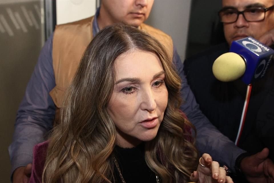 Por su parte, Alicia Villarreal mencionó que está ahí porque solo busca justicia, pero se alejó de inmediato cuando se le cuestionó si había tenido diferencias con sus hijos.