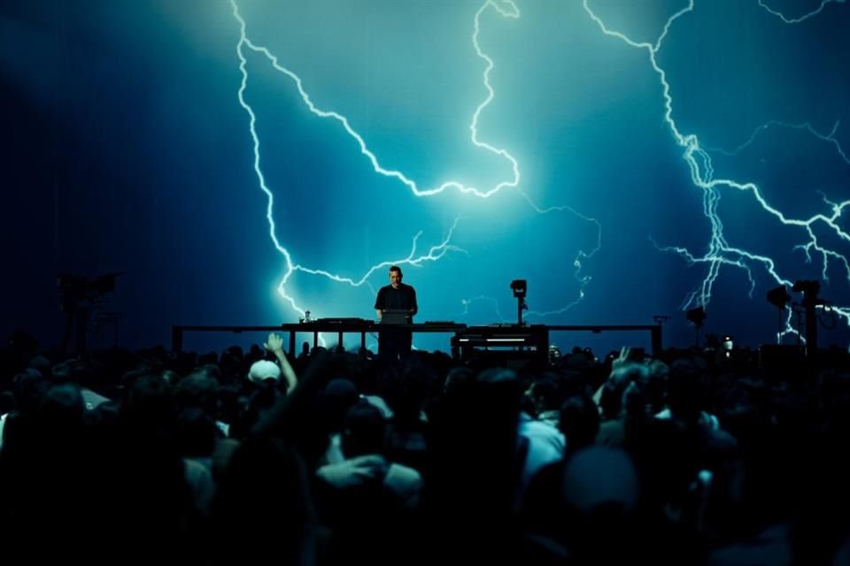 Entre luces, lásers, pantallas gigantes, bebidas y música de Ben Böhmer, se vivió la primera noche de Cercle Odyssey en la Ciudad de México.