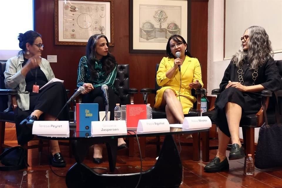Teresa Peyret, Giovana Jaspersen, Paola Eguiluz y Rocío Mireles (de izq. a der.) durante la presentación de la exposición 'Ellas diseñan. 1965-2025'.