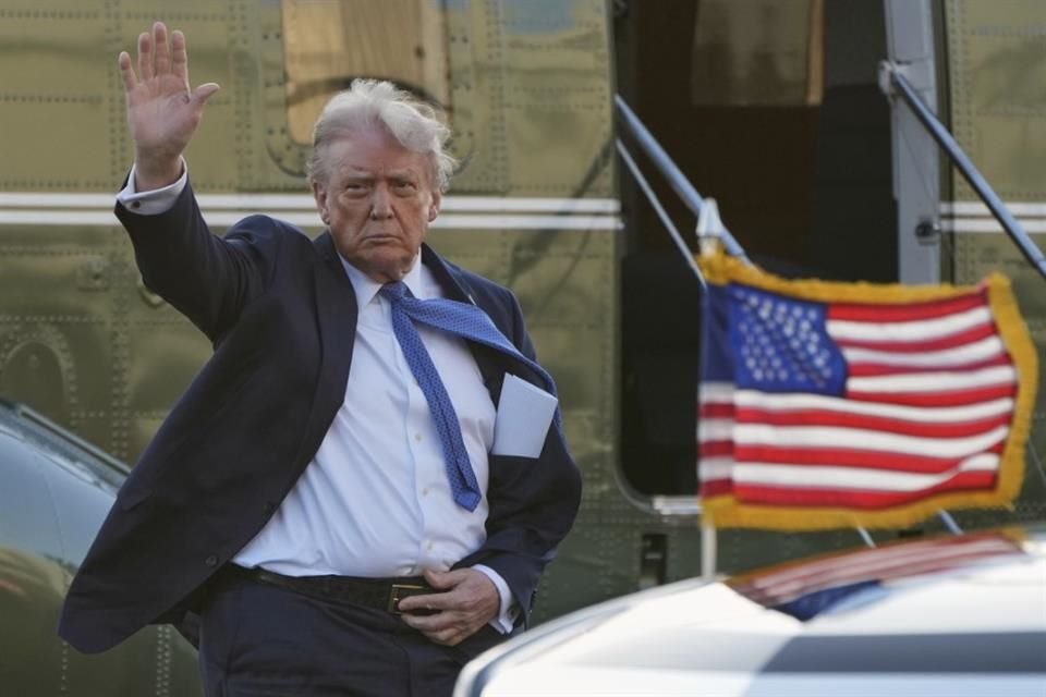 El Presidente Donald Trump llega al Aeropuerto en Leesburg, Virginia, el 24 de abril del 2025.