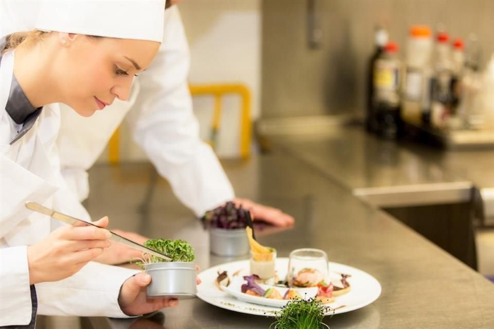 No solo se trata de cocinar, por lo que te contamos de la educación gastronómica; que abarca servicio, administración, finanzas y mucho más.
