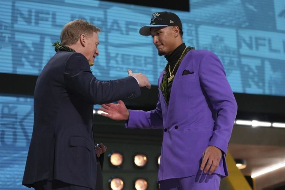 El comisionado Roger Goodell fue muy efusivo con los seleccionados de la Primera Ronda en el Draft y repartió muchos abrazos.