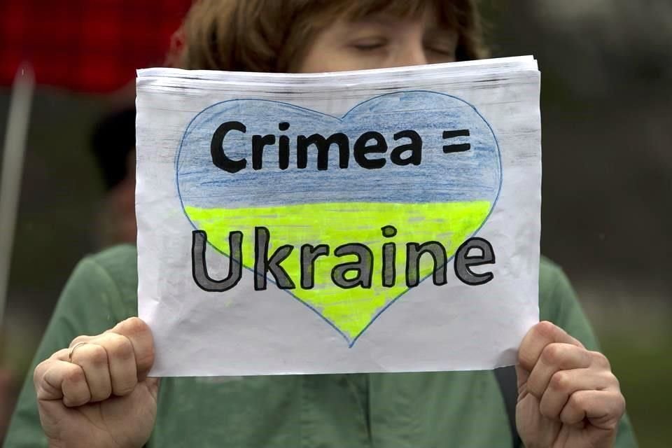 Donald Trump dijo en una entrevista que Crimea, territorio anexado por Rusia de manera ilegal, se quedará con Moscú para poner fin a guerra.