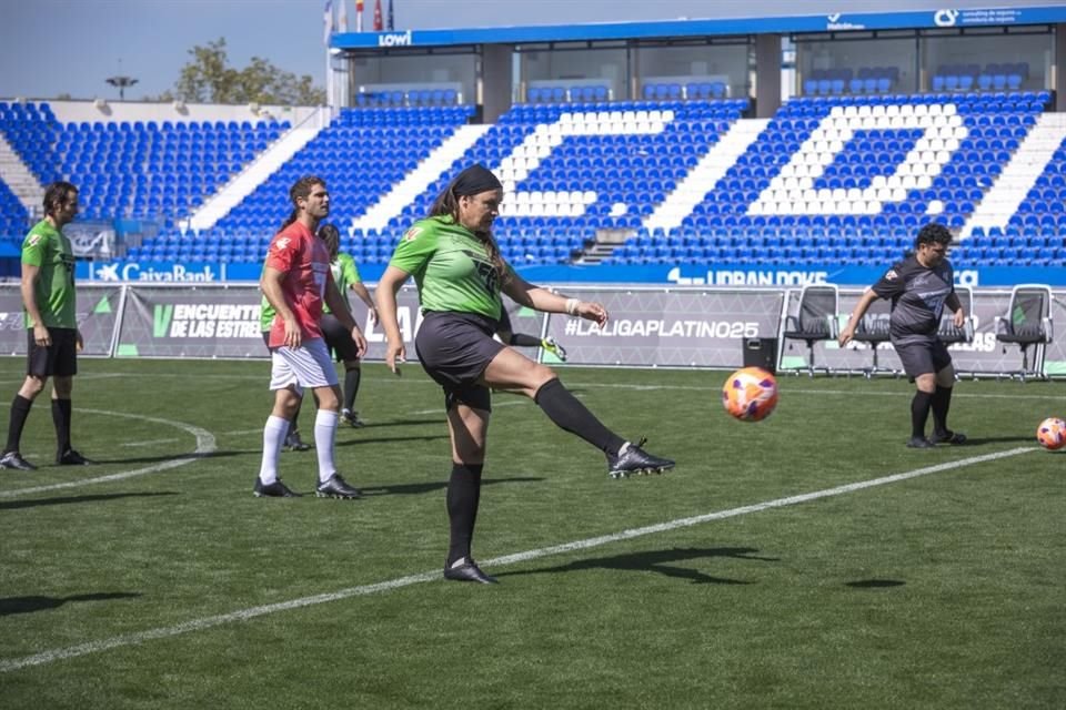 Karla Sofía Gascón casi le anota a Íker Casillas en partido benéfico de los Premios Platino lleno de estrellas del cine y fútbol en España.