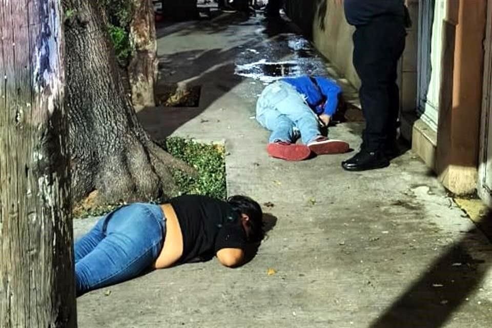 La pareja se encontraba platicando en la calle cuando fue atacada a balazos.