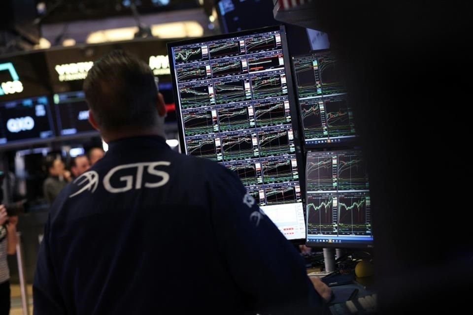 Este viernes, el Dow Jones cerró casi en equilibrio, el tecnológico Nasdaq ganó 1.26 por ciento y el índice ampliado S&P 500 un 0.74 por ciento.