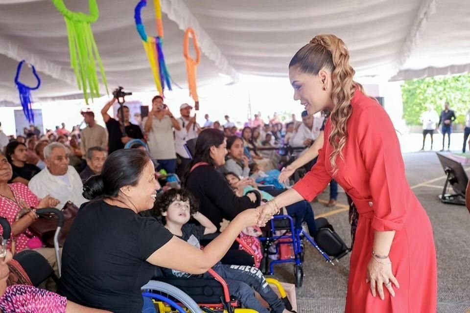 Reciben 355 familias de la zona centro aparatos funcionales con 1.2 millones de pesos de inversión.