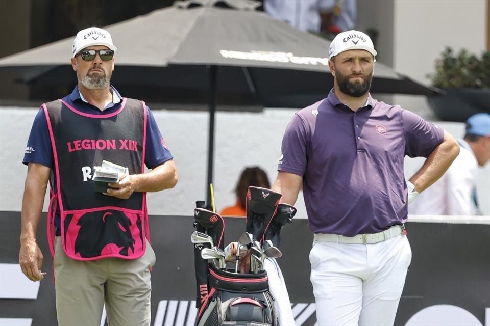 Jon Rahm observa las acciones en el campo.
