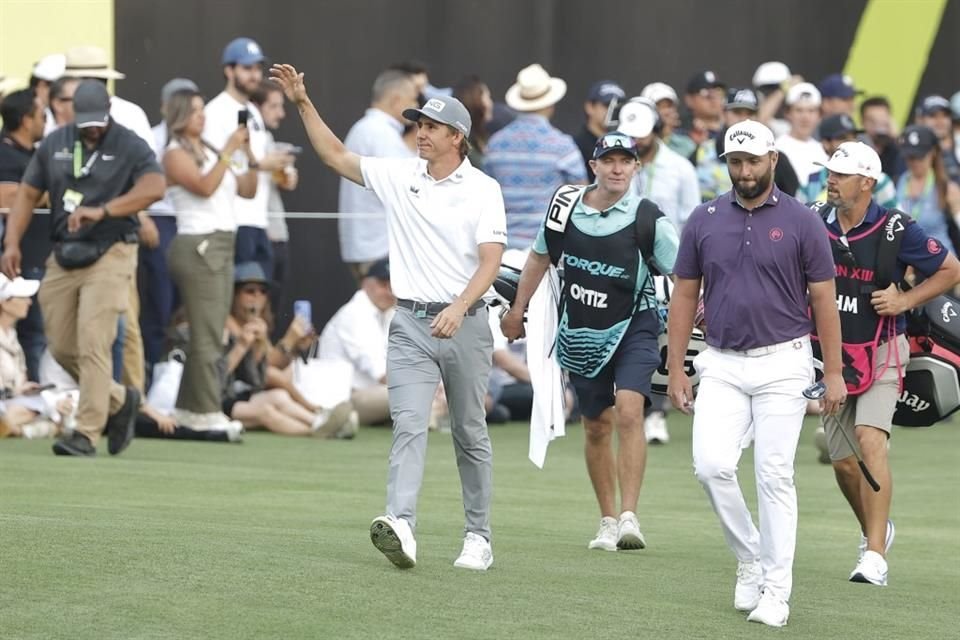 Carlos Ortiz recibe el cariño del público mexicano.