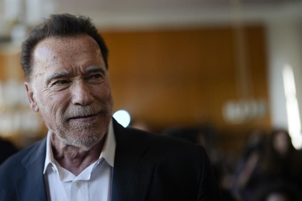 En un discurso aún más inesperado, West incluyó al actor Arnold Schwarzenegger en sus divagaciones, referenciando la infidelidad del histrión con su empleada doméstica, Mildred Baena.