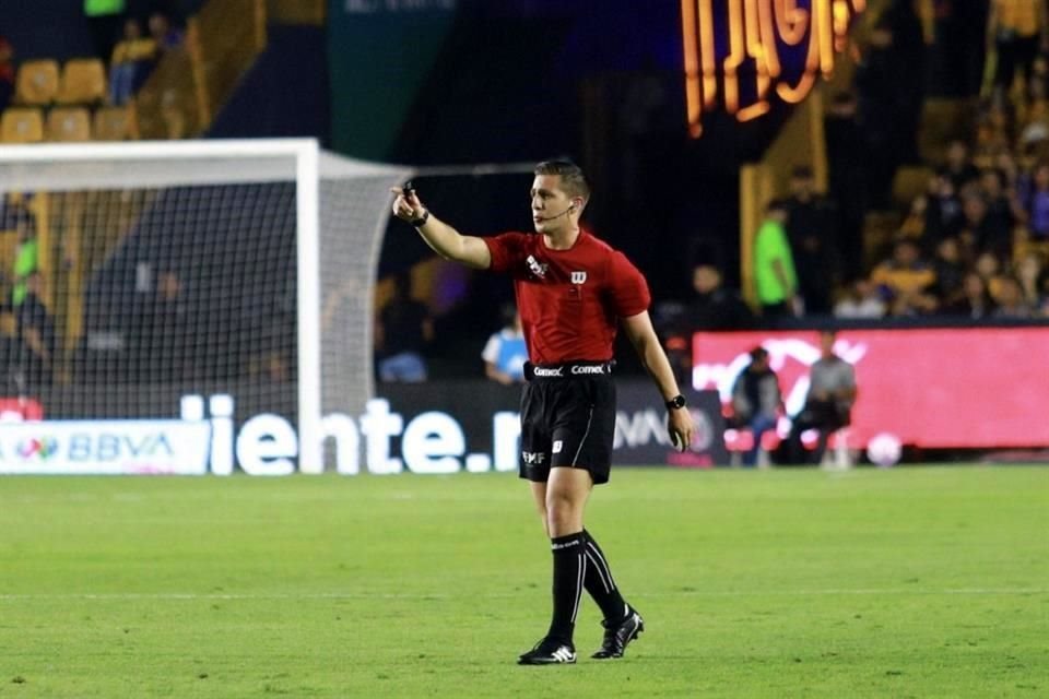 El silbante marcó la pena máxima.