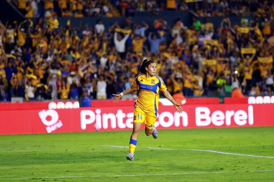 Lizbeth Ovalle marcó de penal el 1-0.