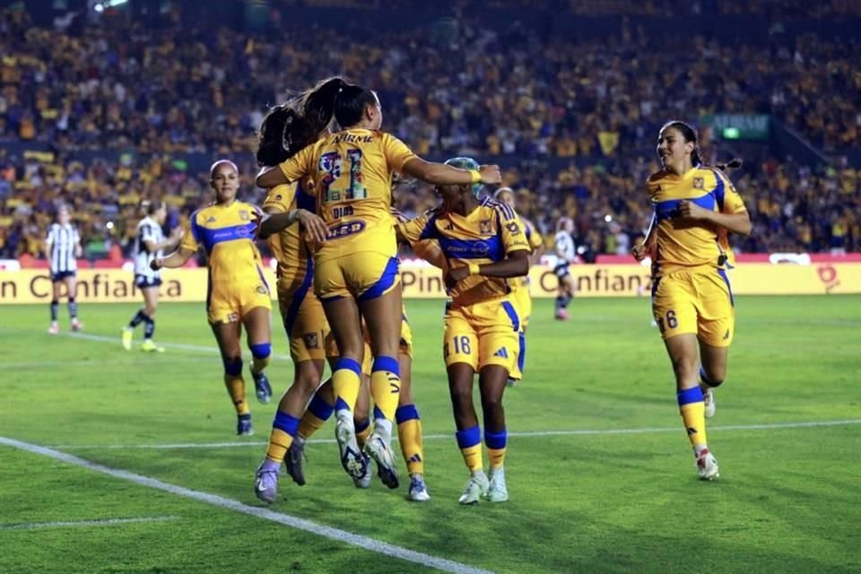 La afición se unió en un solo grito con sus Amazonas.