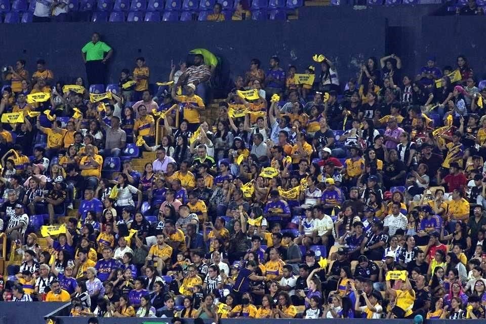 Una gran asistencia en el Universitario, en su gran mayoría seguidoras de Tigres.