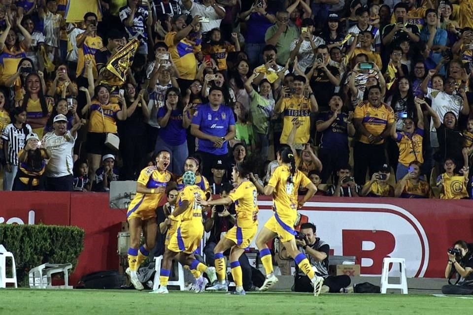 Locura total en seguidoras y afición.