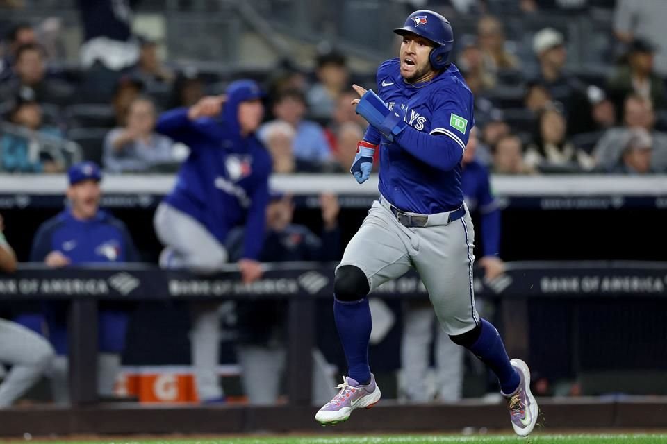 George Springer corre a la almohadilla en la victoria de Toronto.