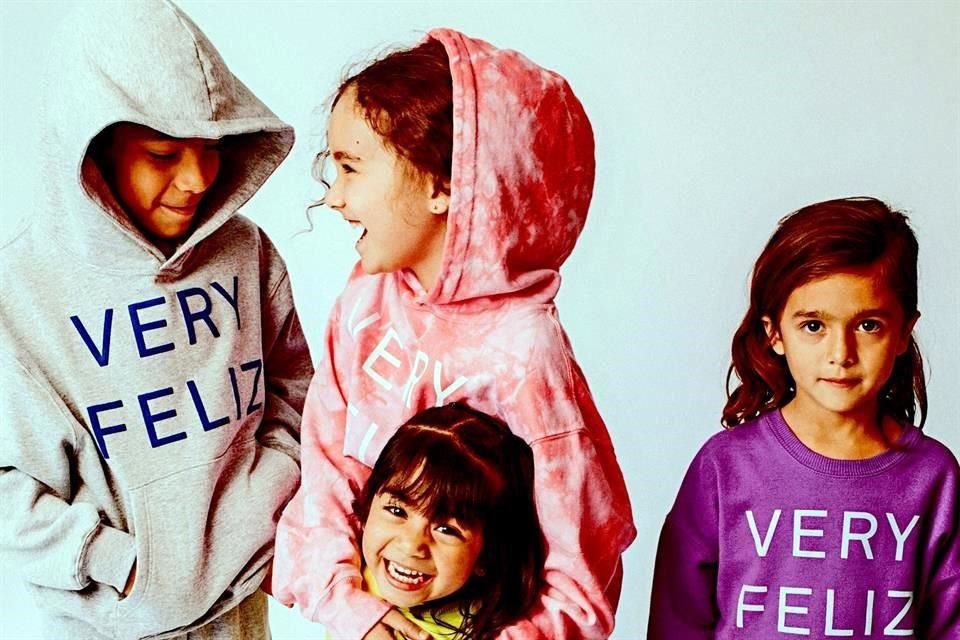 Ofrece ropa unisex, atemporal y confortable.