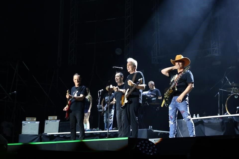 En su repertorio conformado por 26 canciones, incluyeron algunas que poco tocan en sus shows como 'Mis Amigos'.