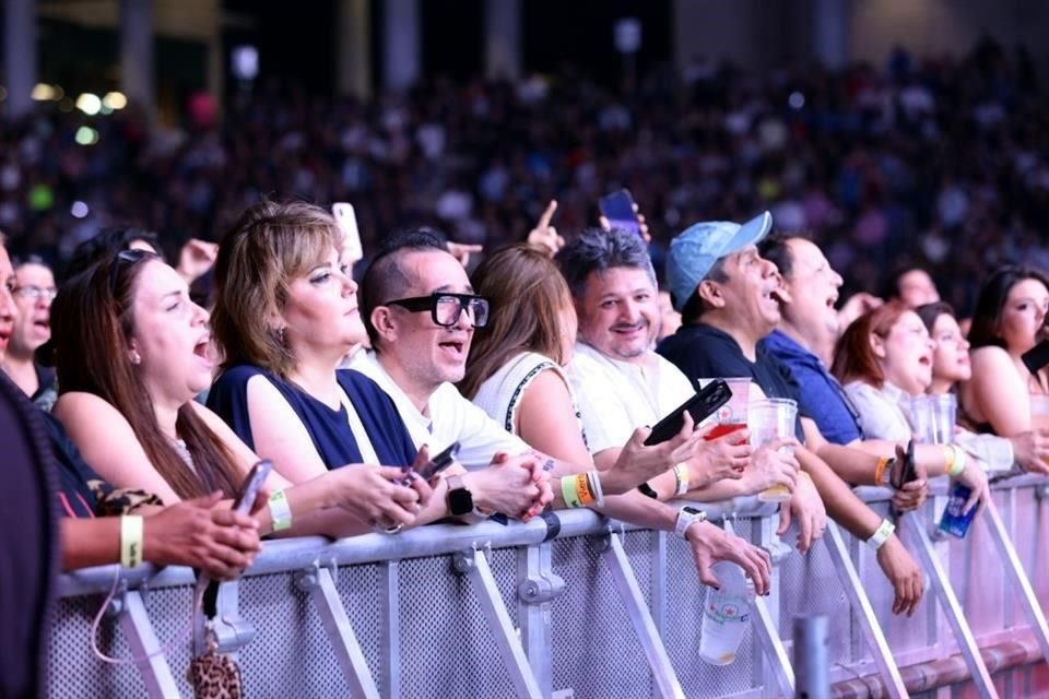 En este 'bar' no solo 'las chicas cocodrilo' cantaron fuerte, también los hombres unieron sus voces para armar fuertes coros; eso sí, todos bailaron desde sus lugares.