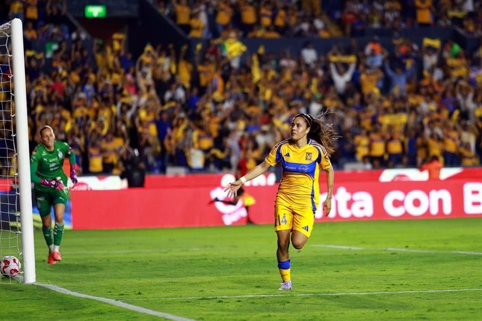 Lizbeth Ovalle abrió el marcador vía penal.