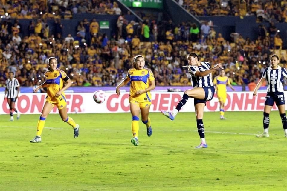Ya en la compensación, Burkenroad se encontró con un balón en el área y disparó cruzado para el 1-1.